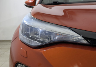 Подержанный автомобиль Toyota C-HR 2021 года (11 фото)