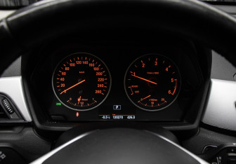 Подержанный автомобиль BMW X1 2015 года (13 фото)