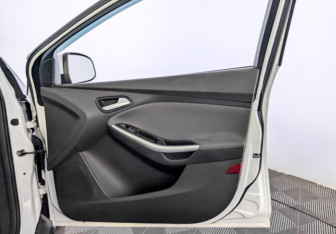 Подержанный автомобиль Ford Focus Wagon 2015 года (24 фото)