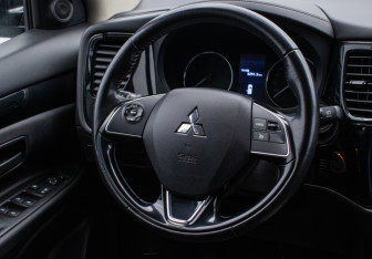 Подержанный автомобиль Mitsubishi Outlander 2019 года (15 фото)