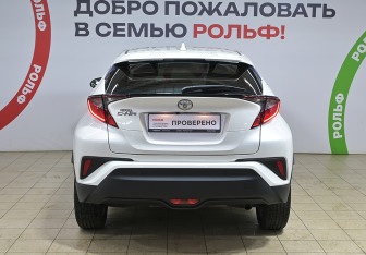 Подержанный автомобиль Toyota C-HR 2021 года (5 фото)