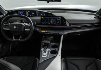 Подержанный автомобиль Changan UNI-V 2024 года (12 фото)