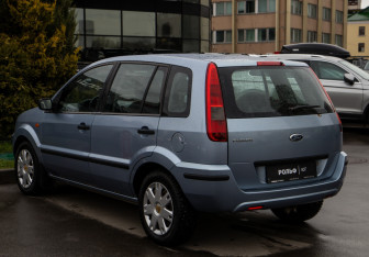 Подержанный автомобиль Ford Fusion 2005 года (5 фото)