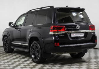 Подержанный автомобиль Toyota Land Cruiser Suv 2015 года (7 фото)