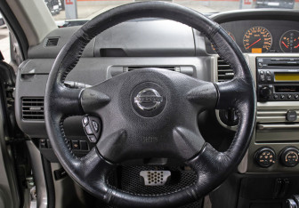 Подержанный автомобиль Nissan X-Trail 2005 года (17 фото)