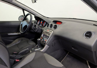 Подержанный автомобиль Peugeot 308 Hatchback 2011 года (11 фото)