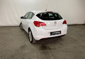 Подержанный автомобиль Opel Astra Hatchback 2011 года (6 фото)