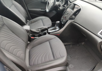 Подержанный автомобиль Opel Astra Sedan 2014 года (9 фото)