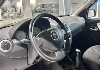 Подержанный автомобиль Renault Sandero 2011 года (7 фото)