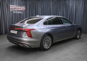 Подержанный автомобиль Hongqi H5 2024 года (5 фото)