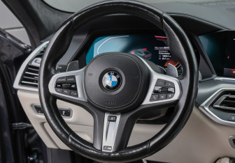 Подержанный автомобиль BMW X6 2021 года (17 фото)