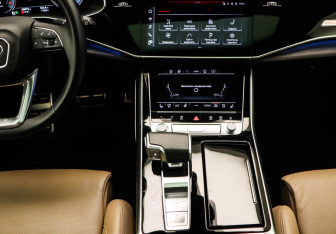 Подержанный автомобиль Audi Q8 2021 года (9 фото)
