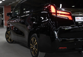 Подержанный автомобиль Toyota Alphard 2019 года (28 фото)
