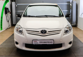 Подержанный автомобиль Toyota Auris Hatchback 2010 года (15 фото)