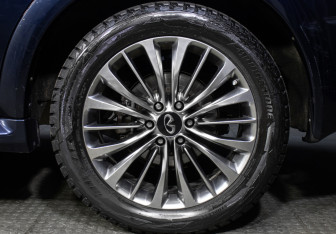 Подержанный автомобиль Infiniti QX80 2018 года (29 фото)