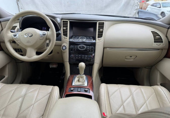 Подержанный автомобиль Infiniti QX70 2013 года (9 фото)