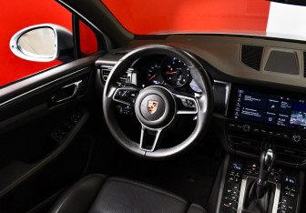 Подержанный автомобиль Porsche Macan 2019 года (9 фото)