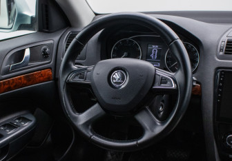 Подержанный автомобиль Skoda Octavia Wagon 2009 года (15 фото)