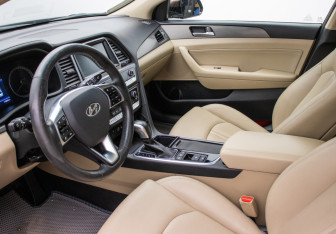 Подержанный автомобиль Hyundai Sonata 2019 года (10 фото)