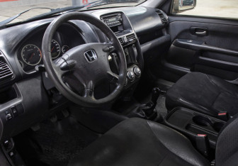 Подержанный автомобиль Honda CR-V 2003 года (16 фото)