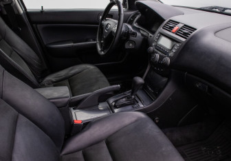 Подержанный автомобиль Honda Accord Sedan 2005 года (9 фото)