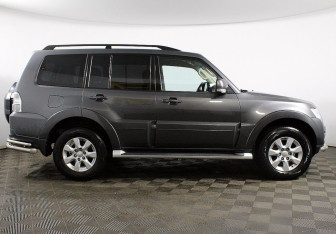 Подержанный автомобиль Mitsubishi Pajero 2015 года (4 фото)