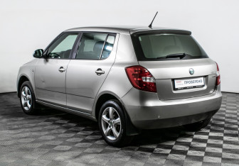 Подержанный автомобиль Skoda Fabia Hatchback 2012 года (7 фото)
