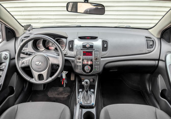 Подержанный автомобиль Kia Cerato Sedan 2012 года (14 фото)