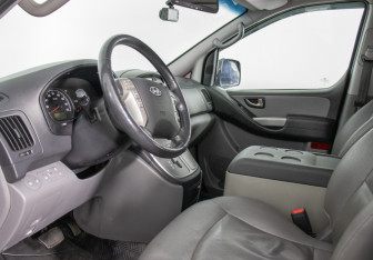 Подержанный автомобиль Hyundai Grand Starex 2016 года (8 фото)