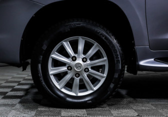 Подержанный автомобиль Lexus LX 2008 года (16 фото)