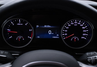 Подержанный автомобиль Kia Carnival 2020 года (10 фото)