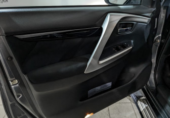 Подержанный автомобиль Mitsubishi Pajero Sport 2018 года (19 фото)