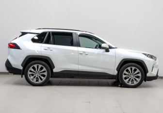Подержанный автомобиль Toyota RAV4 2020 года (4 фото)