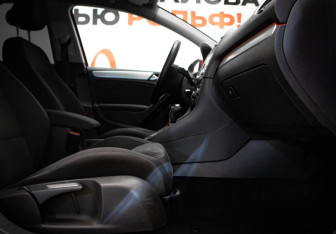 Подержанный автомобиль Volkswagen Golf Hatchback 2011 года (27 фото)