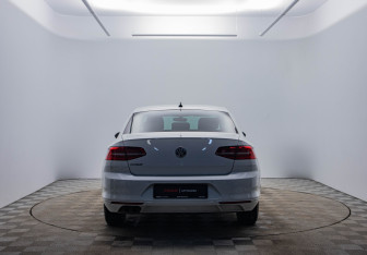 Подержанный автомобиль Volkswagen Passat Sedan 2019 года (6 фото)