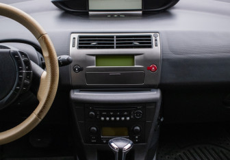 Подержанный автомобиль Citroen C4 Hatchback 2010 года (14 фото)