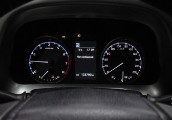 Подержанный автомобиль Toyota RAV4 2017 года (13 фото)