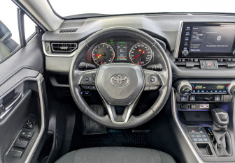 Подержанный автомобиль Toyota RAV4 2020 года (21 фото)