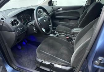 Подержанный автомобиль Ford Focus Hatchback 2006 года (8 фото)