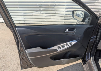 Подержанный автомобиль Hyundai Solaris Hatchback 2014 года (18 фото)