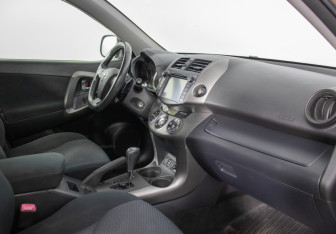 Подержанный автомобиль Toyota RAV4 2011 года (9 фото)