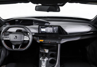 Подержанный автомобиль Changan UNI-V 2023 года (17 фото)