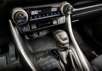 Подержанный автомобиль Toyota RAV4 2021 года (15 фото)