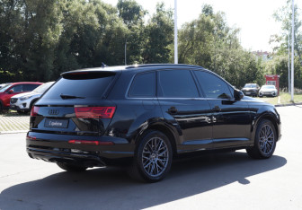 Подержанный автомобиль Audi Q7 2016 года (5 фото)