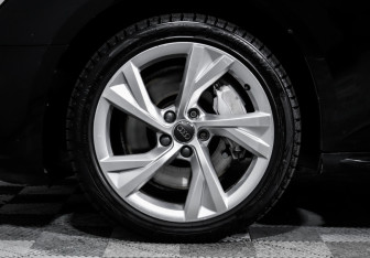 Подержанный автомобиль Audi A4 Sedan 2017 года (15 фото)