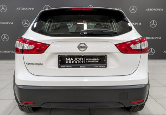 Подержанный автомобиль Nissan Qashqai 2015 года (6 фото)