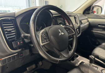 Подержанный автомобиль Mitsubishi Outlander 2013 года (13 фото)
