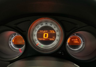 Подержанный автомобиль Citroen C4 Hatchback 2012 года (14 фото)