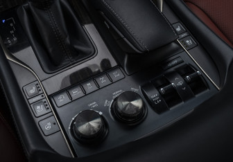 Подержанный автомобиль Lexus LX 2018 года (16 фото)