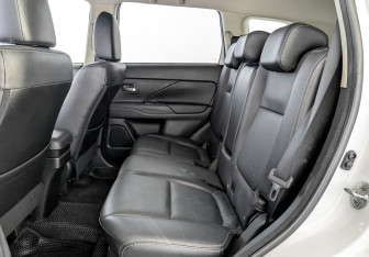 Подержанный автомобиль Mitsubishi Outlander 2018 года (12 фото)